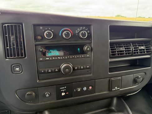 Used 2018 Chevrolet Express 2500 LS w/ Driver Convenience Package RWD image 10