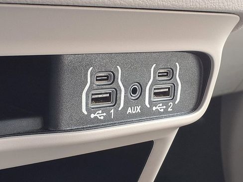 Used 2024 Chrysler Pacifica Touring-L image 28