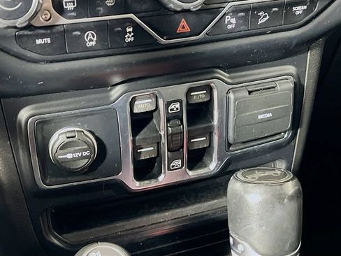 Used 2019 Jeep Wrangler Unlimited Sahara w/ Dual Top Group AWD/4WD image 20