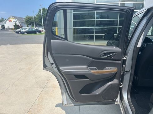 Used 2023 GMC Acadia SLE image 14