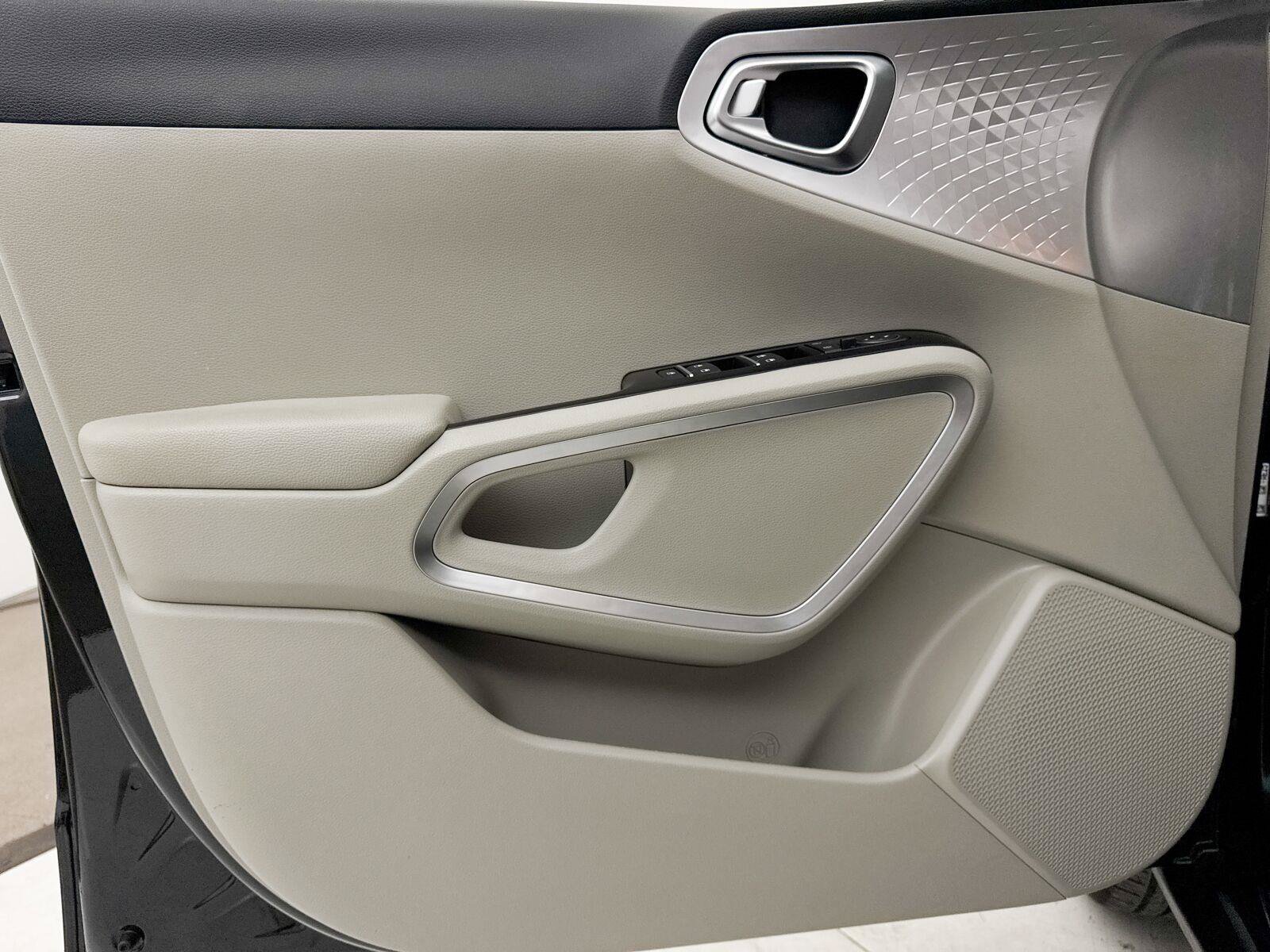 Used 2025 Kia Soul LX w/ LX Technology Package FWD image 19