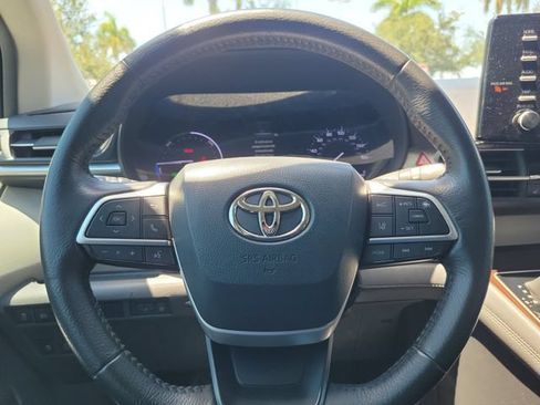 Used 2024 Toyota Sienna XLE FWD image 14