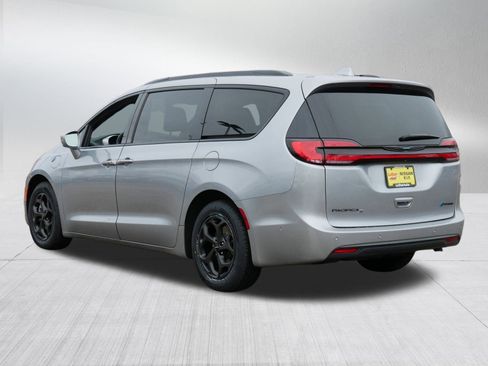 Used 2021 Chrysler Pacifica Limited w/ Uconnect Theater Family Group image 5