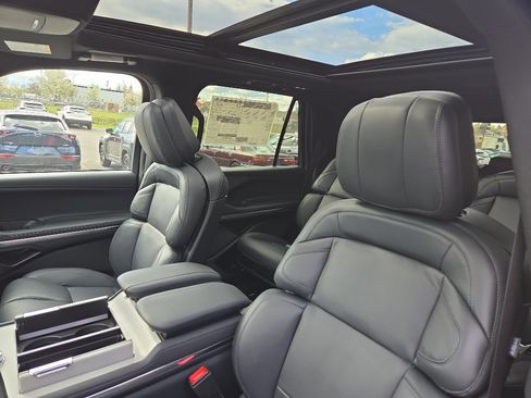 New 2026 Lincoln Navigator Reserve AWD/4WD image 9