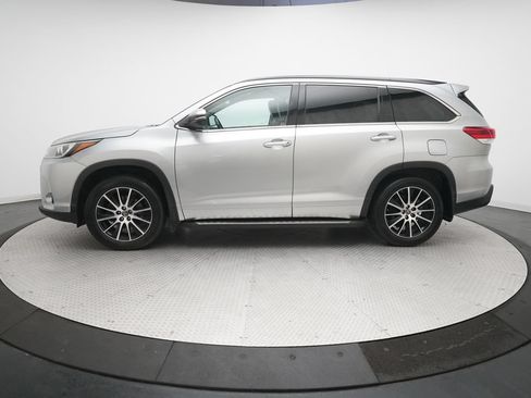 Used 2018 Toyota Highlander XLE AWD/4WD image 26