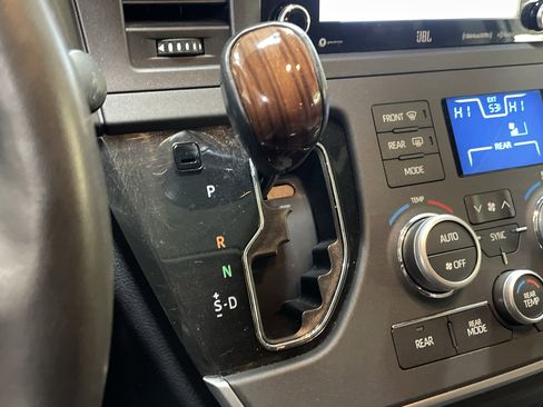 Used 2020 Toyota Sienna Limited Premium image 26