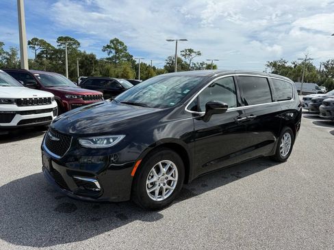Used 2024 Chrysler Pacifica Touring-L FWD image 7