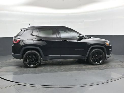 Used 2018 Jeep Compass Latitude FWD image 2