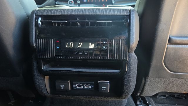 Used 2024 Jeep Wagoneer L Series II w/ Flexible Seating Group AWD/4WD image 12