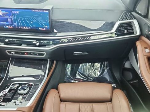 Used 2025 BMW X7 M60i image 42