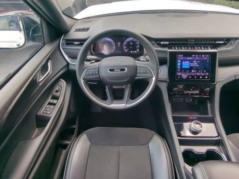 Certified 2025 Jeep Grand Cherokee Altitude AWD/4WD image 19