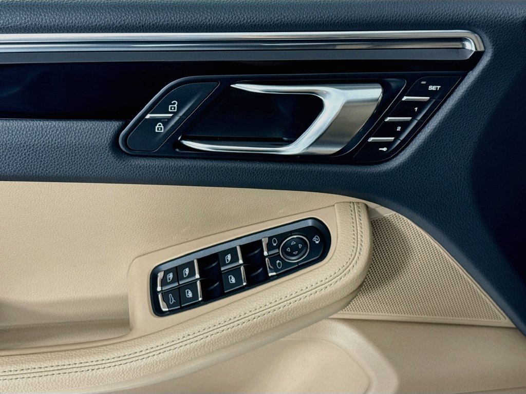 Certified 2026 Porsche Macan AWD/4WD image 11