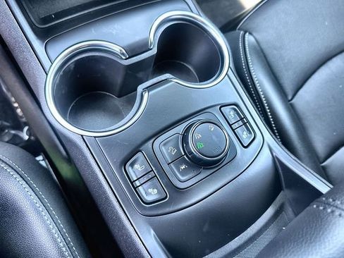 Used 2024 GMC Terrain SLT w/ Infotainment Package II image 36