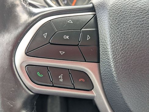 Used 2019 Jeep Cherokee Latitude Plus w/ Comfort/Convenience Group AWD/4WD image 16