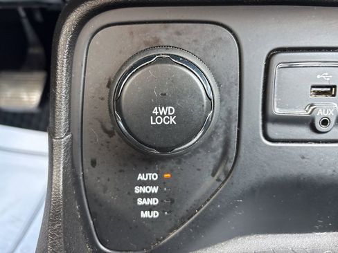 Used 2017 Jeep Renegade Latitude w/ Cold Weather Group image 28