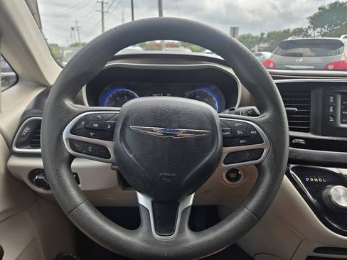 Used 2017 Chrysler Pacifica LX FWD image 51