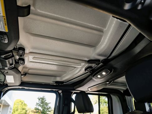 Used 2024 Jeep Gladiator Sport image 37