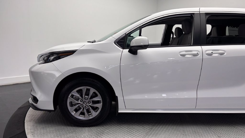 Certified 2026 Toyota Sienna LE FWD image 5