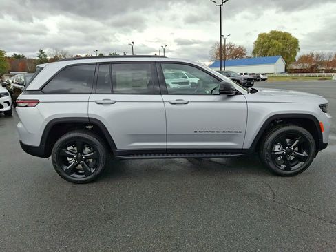 New 2025 Jeep Grand Cherokee Limited w/ Black Appearance Package image 9