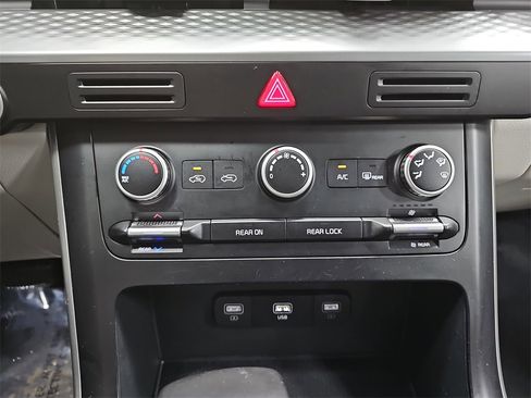 Used 2024 Kia Carnival LX image 22