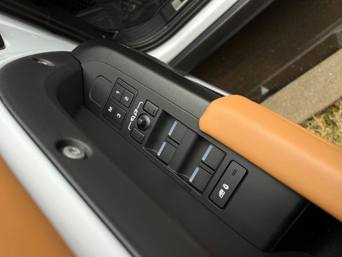 Used 2023 Land Rover Defender 110 image 45