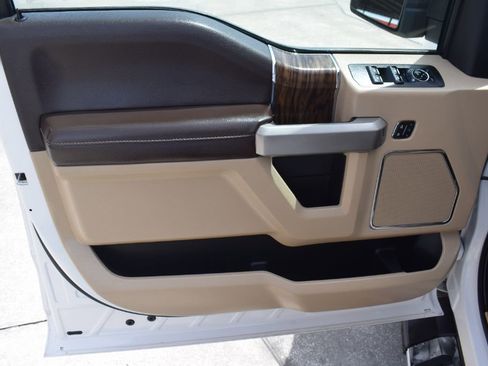 Used 2019 Ford F150 Lariat w/ Equipment Group 502A Luxury AWD/4WD image 9