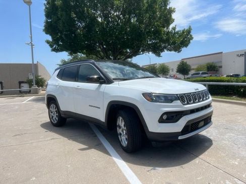 Used 2025 Jeep Compass Limited AWD/4WD image 3