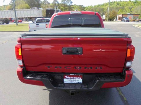 Used 2019 Toyota Tacoma TRD Sport image 4