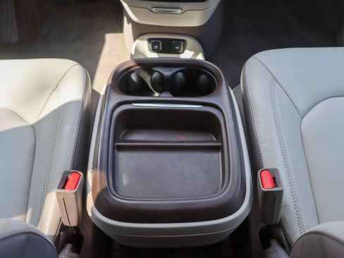 Used 2017 Chrysler Pacifica Touring-L FWD image 28