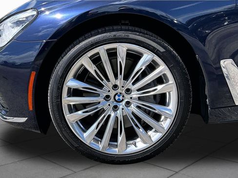 Used 2019 BMW 750i image 11