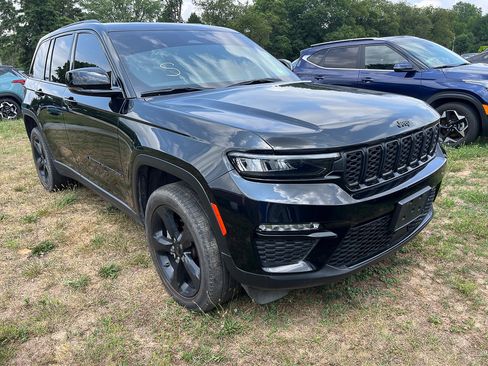 Used 2023 Jeep Grand Cherokee Limited w/ Black Appearance Package AWD/4WD image 8