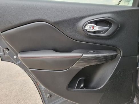 Used 2017 Jeep Cherokee Trailhawk w/ Comfort & Convenience Group AWD/4WD image 12