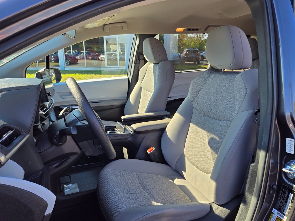Used 2025 Toyota Sienna LE FWD image 24