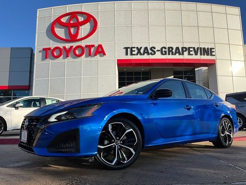 Used 2025 Nissan Altima 2.5 SR image 2