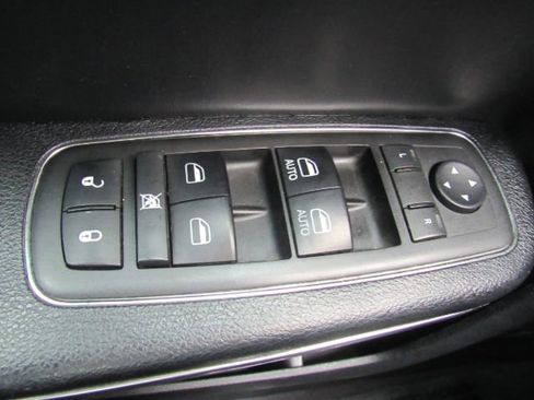 Used 2015 Chrysler 300 Limited image 41