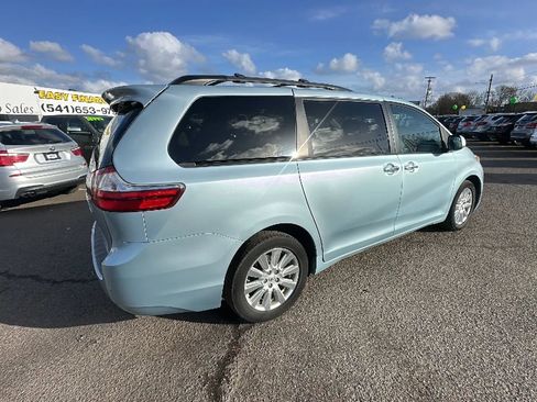 Used 2017 Toyota Sienna XLE Premium image 3
