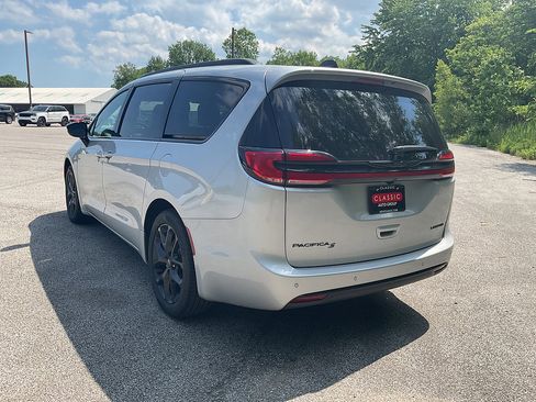 New 2026 Chrysler Pacifica Limited w/ Uconnect Theater Family Group FWD image 7