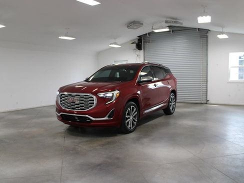 Used 2020 GMC Terrain Denali w/ Denali Premium Package FWD image 4