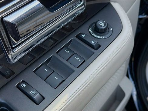 Used 2016 Lincoln Navigator Select image 23