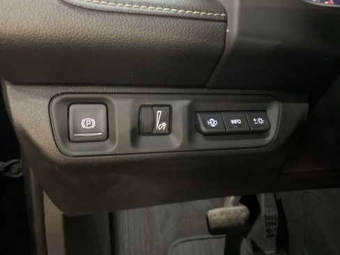 Used 2022 GMC Acadia Denali image 28