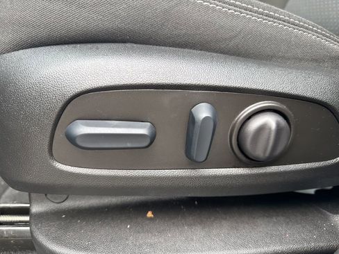 Used 2023 GMC Terrain SLE w/ Driver Convenience Package image 6