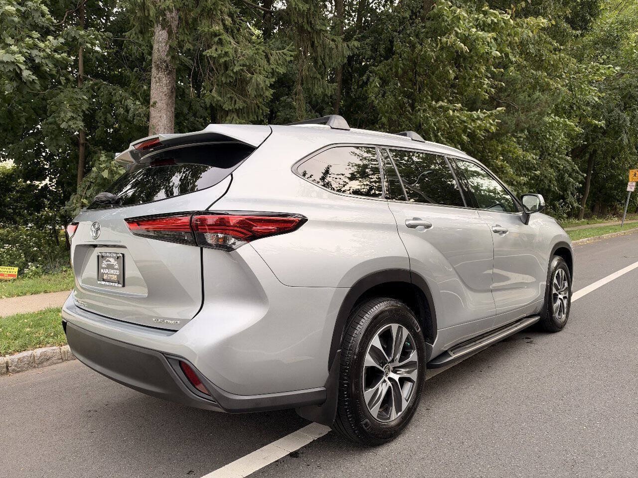 Used 2021 Toyota Highlander XLE AWD/4WD image 5