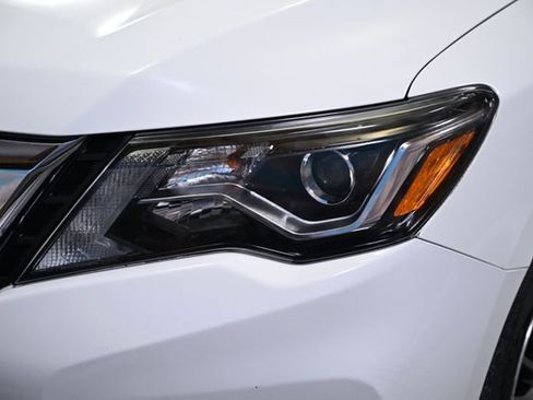 Used 2018 Nissan Pathfinder SV image 14