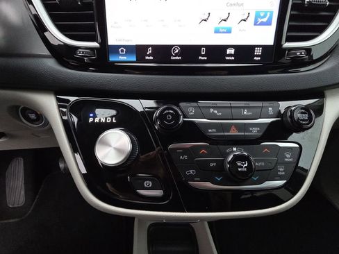 Used 2023 Chrysler Pacifica Touring-L FWD image 23