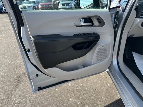 Used 2024 Chrysler Pacifica Touring-L image 16