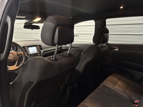 Used 2019 Jeep Grand Cherokee Laredo image 24