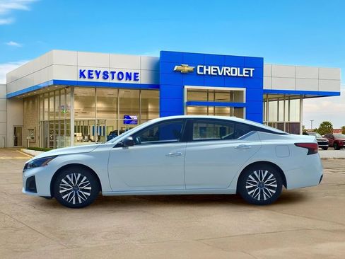 Used 2025 Nissan Altima 2.5 SV FWD image 4