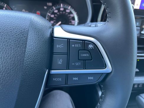 Used 2023 Toyota Highlander XLE AWD/4WD image 27