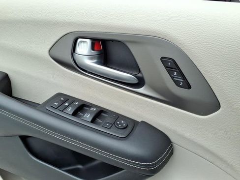 Used 2024 Chrysler Pacifica Touring-L image 26