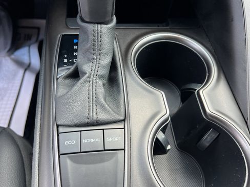 Used 2024 Toyota Camry SE image 32